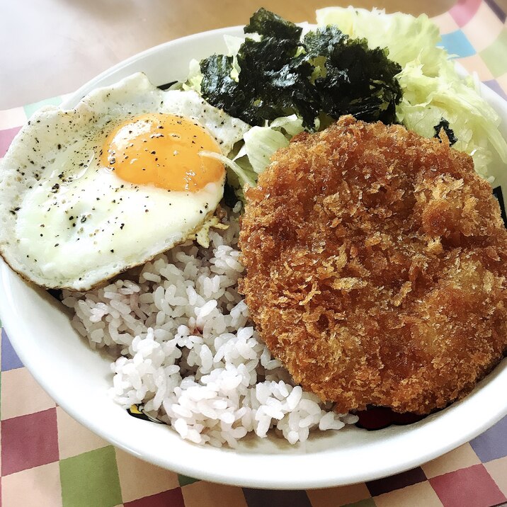 メンチカツと目玉焼きのワンプレートランチ